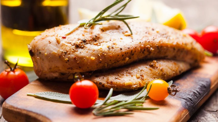 Bagt kyllingefilet på en grapefrugtpude: en original opskrift