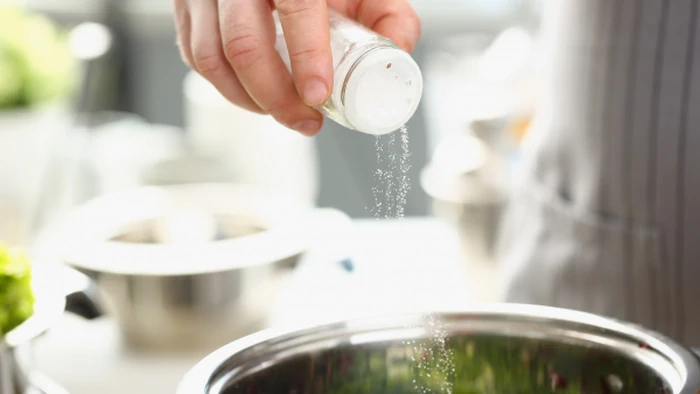 Hvornår er det korrekt at salte borsjtj, kyllingesuppe, oksekødssuppe, hvor meget salt skal der i?